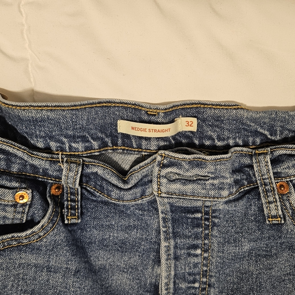 Levis Denim- Wedgie Straight- size 32- medium wash